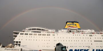 Ουράνιο τόξο στο λιμάνι του Πειραιά (φωτ.: EUROKINISSI/Γιώργος Κονταρίνης)