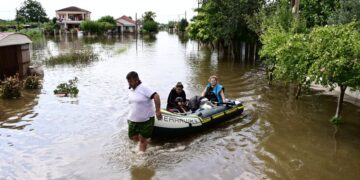 Ο υπουργός Β. Κικίλιας δεν παρέλειψε να ευχαριστήσει τους εθελοντές που βοηθούν στους απεγκλωβισμούς των κατοίκων των πλημμυρισμένων περιοχών (φωτ.: EUROKINISSI/Μιχάλης Καραγιάννης)