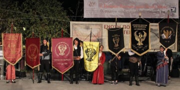 Τα λάβαρα των σωματείων στο 1ο Πανόραμα Ποντιακών Χορών Δυτικής Αθήνας (φωτ. αρχείου: Facebook / Ανδρέας Παχατουρίδης)
