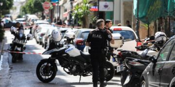 Η αστυνομία απέκλεισε αμέσως το σημείο της δολοφονίας στον Πειραιά (φωτ.: EUROKINISSI/Γιάννης Παναγόπουλος)