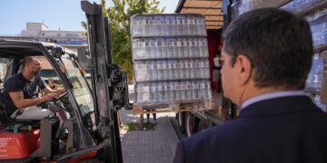 Στιγμιότυπο από τη φόρτωση των τόνων βοήθειας από την Περιφέρεια Κεντρικής Μακεδονίας προς τους πληγέντες της Θεσσαλίας (φωτ.: Περιφέρεια Κεντρικής Μακεδονίας)