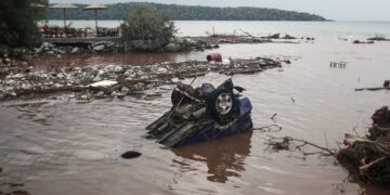 Αυτοκίνητο κατέληξε στη θάλασσα από τη μανία του Daniel στη Μηλίνα του Πηλίου (φωτ.: EUROKINISSI/Θανάσης Καλλιάρας)