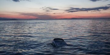 Θα μπορούσε να είναι μια ειδυλλιακή φωτογραφία για το καλοκαίρι στο Πήλιο, αν δεν υπήρχε το παρασυρμένο από την πλημμύρα αυτοκίνητο (φωτ.: EUROKINISSI/Θανάσης Καλλιάρας)