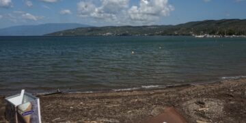 Αίθριος αναμένεται ο καιρός και στις παραλίες του Πηλίου, οι οποίες όμως είναι γεμάτες φερτά υλικά από τις πλημμύρες (φωτ.: EUROKINISSI/Θανάσης Καλλιάρας)