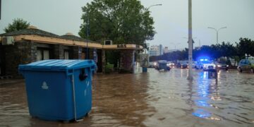 Πλημμυρισμένος δρόμος στο Βόλο (φωτ.: ΑΠΕ-ΜΠΕ/Νικόλας Χατζηπολίτης)