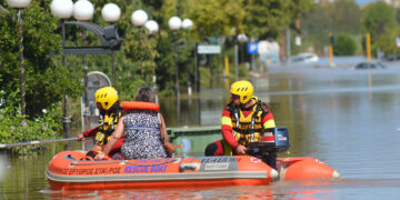 Διασώστες του Ελληνικού Ερυθρού Σταυρού με φουσκωτή βάρκα μεταφέρουν κατοίκους από την πλημμυρισμένη περιοχή Γιάννουλη στη Λάρισα (φωτ.: ΑΠΕ-ΜΠΕ / Αποστόλης Ντόμαλης)