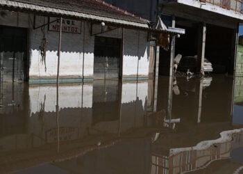 Η μάχη με το νερό και τη λάσπη συνεχίζεται στη Μεταμόρφωση Καρδίτσας (φωτ.: EUROKINISSI / Τατιάνα Μπόλαρη)