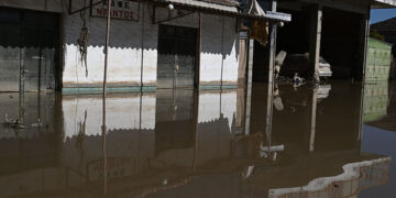 Η μάχη με το νερό και τη λάσπη συνεχίζεται στη Μεταμόρφωση Καρδίτσας (φωτ.: EUROKINISSI / Τατιάνα Μπόλαρη)