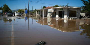 Η μάχη με το νερό και τη λάσπη συνεχίζεται στη Θεσσαλία. Στιγμιότυπο από τη Φαρκαδόνα Τρικάλων (φωτ.: EUROKINISSI / Τατιάνα Μπόλαρη)