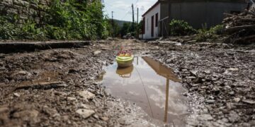 Ένα παιδικό παιχνίδι, μια πλαστική βαρκούλα, σε μια λακκούβα με νερό, στην πλημμυρισμένη Μηλίνα του Πηλίου, φαντάζει τρομακτική μετά το πέρασμα της κακοκαιρίας «Daniel» (φωτ.: EUROKINISSI/Θανάσης Καλλιάρας)