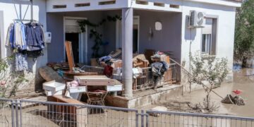Κάτοικοι στο χωριό Σωτηρία της Θεσσαλίας έχουν βγάλει όλα τους τα υπάρχοντα από το πλημμυρισμένο σπίτι τους σε μια προσπάθεια να το καθαρίσουν από τις λάσπες (φωτ.: EUROKINISSI/Λεωνίδας Τζέκας)
