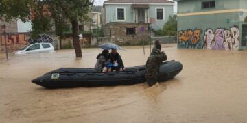 Σκάφος των Ενόπλων Δυνάμεων συμβάλλει στον απεγκλωβισμό των κατοίκων (φωτ.: ΓΕΕΘΑ)