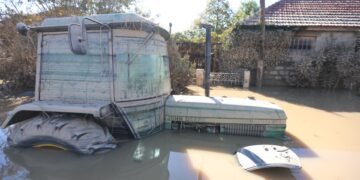 Τρακτέρ βυθισμένο στα νερά στη Μεταμόρφωση Καρδίτσας (φωτ.: EUROKINISSI/Τατιάνα Μπόλαρη)