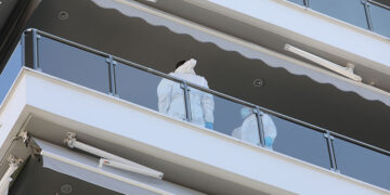 Αστυνομικοί της Σήμανσης στο μπαλκόνι του διαμερίσματος όπου διέμενε η 42χρονη, στην Καλαμαριά (φωτ.: EUROKINISSI / Βασίλης Βερβερίδης)