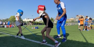 Μαθήτριες τα δίνουν όλα στην ξιφασκία (φωτ.: ΑΠΕ-ΜΠΕ)