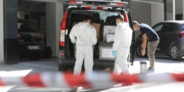 Αστυνομικοί της Σήμανσης στην πολυκατοικία της οδού Κομνηνών στην Καλαμαριά, όπου έγινε η γυναικοκτονία (φωτ.: ΜΟΤΙΟΝΤΕΑΜ/Βασίλης Βερβερίδης)