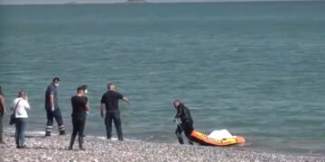 Η στιγμή που δύτες βγάζουν τη σορό του άτυχου πιλότου στη στεριά (φωτ.: glomex)