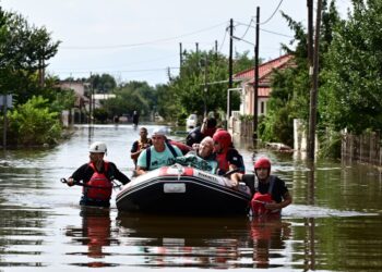 Σωστικά συνεργεία απομακρύνουν πολίτες από το χωριό Παλαμάς στην περιοχή της Καρδίτσας (φωτ.: EUROKINISSI/Μιχάλης Καραγιάννης)
