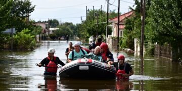 Σωστικά συνεργεία απομακρύνουν πολίτες από το χωριό Παλαμάς στην περιοχή της Καρδίτσας (φωτ.: EUROKINISSI/Μιχάλης Καραγιάννης)