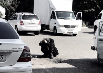 Η φωτογραφία του απελπισμένου Αρμένιου που πυροδότησε την αντίδραση του Ινστιτούτου Λέμκιν (φωτ.: twitter.com)