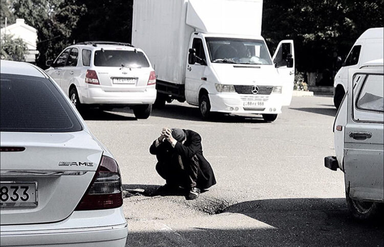 Η φωτογραφία του απελπισμένου Αρμένιου που πυροδότησε την αντίδραση του Ινστιτούτου Λέμκιν (φωτ.: twitter.com)