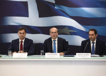 Συνέντευξη Tύπου από τον υπουργό Εθνικής Οικονομίας και Οικονομικών Κωστή Χατζηδάκη και τους υφυπουργούς Χάρη Θεοχάρη και Θάνο Πετραλιά (φωτ.: EUROKINISSI / Βασίλης Ρεμπάπης)