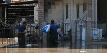 Προσπάθεια μεταφοράς προμηθειών στους κατοίκους πλημμυρισμένων περιοχών στη Θεσσαλία (φωτ.: EUROKINISSI/Τατιάνα Μπόλαρη)