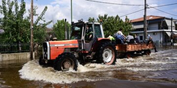 Τρακτέρ μεταφέρει κόσμο στα Μεγάλα Καλύβια των Τρικάλων (φωτ.: EUROKINISSI/Μιχάλης Καραγιάννης)