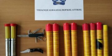 Βεγγαλικά, καπνογόνα και σουγιάδες ανάμεσα στα κατασχεθέντα από τους οπαδούς της ΑΕΚ (φωτ.: Ελληνική Αστυνομία)