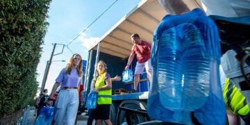 Εθελοντές μοιράζουν νερό στους κατοίκους του Βόλου (φωτ.: EUROKINISSI / Βασίλης Οικονόμου)