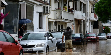Συνοικία του Βόλου κατά τη διάρκεια της κακοκαιρίας Daniel (φωτ.: EUROKINISSI / Μιχάλης Καραγιάννης)