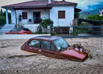 Αυτοκίνητο θαμμένο στη λάσπη στην Αγριά Βόλου (φωτ.: EUROKINISSI/Βασίλης Οικονόμου)
