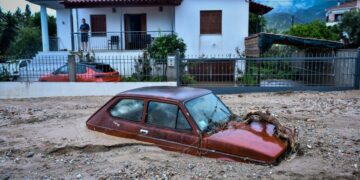 Αυτοκίνητο θαμμένο στη λάσπη στην Αγριά Βόλου (φωτ.: EUROKINISSI/Βασίλης Οικονόμου)