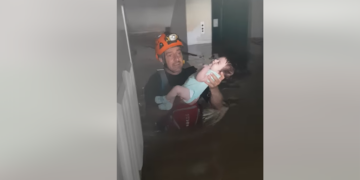 Διασώστης της 8ης ΕΜΑΚ με το βρέφος στα χέρια (φωτ.: Facebook / Φίλοι 8ης ΕΜΑΚ)