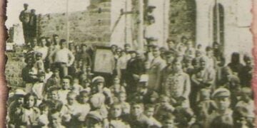Μικρασιάτες και Χιώτες στον ναό της Αγίας Παρασκευής Καστέλου. Ο ναός κτίστηκε το 1936 με τον μόχθο και τον ιδρώτα των κατοίκων του ομώνυμου συνοικισμού και τους απανταχού Έλληνες πρόσφυγες από την Αγία Παρασκευή Κρήνης Μικράς Ασίας (φωτ.: facebook / Ένωσις Αγιοπαρασκευουσίων Κρήνης Μικράς Ασίας)