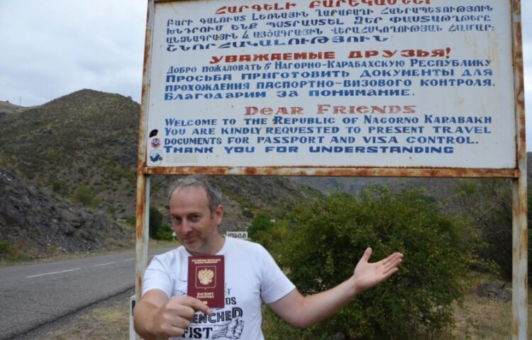 O δημοσιογράφος Aleksander Lapshin στην είσοδο του Αρτσάχ (φωτ.: facebook/ Alex Lapshin)
