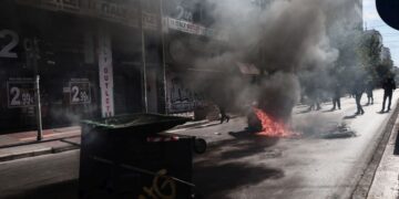 Στιγμιότυπο από τα επεισόδια έξω από το Οικονομικό Πανεπιστήμιο Αθηνών (φωτ.:  Κώστας Τζούμας/ Eurokinissi)