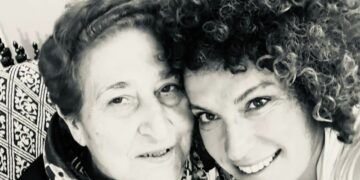 Η Ελπίδα Χοχλιούρου με τη γυναίκα που επί χρόνια φρόντισε τη θεία της με αγάπη και αφοσίωση (φωτ.: ΑΠΕ-ΜΠΕ/ STR)