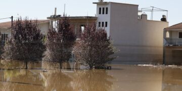 Mάχη με το νερό και τη λάσπη. Εικόνα από τη Φαρκαδόνα Τρικάλων, το Σεπτέμβριο (φωτ.: Γιώργος Κονταρίνης/ EUROKINISSI)