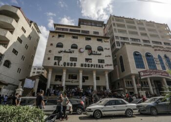 To νοσοκομείο Αλ Κουντς στη Γάζα στο έχουν καταφύγει εκτοπισμένοι για να προστατευθούν (Φωτ.: EPA/Mohammed Saber)