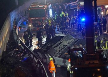 Αστυνομικοί και πυροσβέστες στο σημείο της τραγωδίας στο Μέστρε της Ιταλίας (φωτ.: EPA/Andrea Merola)
