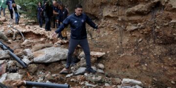 Ο υπουργός Κλιματικής Κρίσης και Πολιτικής Προστασίας, Βασίλης Κικίλιας,  συνοδευόμενος από τον γενικό γραμματέα Βασίλη Παπαγεωργίου και με μηχανικούς του Yπουργείου πραγματοποιούν αυτοψία κατά μήκος του Κηφισού, στη Νέα Κηφισιά, Αθήνα, την περασμένη Τετάρτη (φωτ.: ΑΠΕ-ΜΠΕ/ Γιώργος Βιτσαράς)