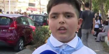 Ο 11χρονος Λέανδρος, ο τυφλός μαθητής που παρήλασε με το σχολείο του στην Καλαμαριά κάνει δηλώσεις στην ΕΡΤ (φωτ.: ΕΡΤ)