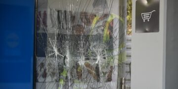 Φωτ. αρχείου από επίθεση του Ρουβίκωνα σε σούπερ μάρκετ (φωτ.: Eurokinissi/Μιχάλης Καραγιάννης)