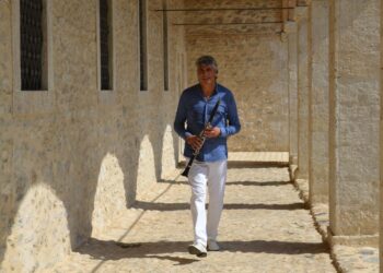 Ο Γουμενισσιώτης μουσικός στο περιστύλιο του Ι.Ν. Αγίου Γεωργίου Γουμένισσας (φωτ.: Αλεξία Ιωαννίδου)