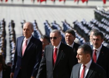 Ο Τούρκος πρόεδρος στο μαυσωλείο του Μουσταφά Κεμάλ, στην Άγκυρα, για τα 100 χρόνια της Τουρκικής Δημοκρατίας (φωτ.: 
EPA/NECATI SAVAS)