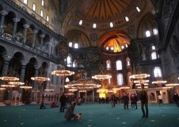 Τουρίστες περιηγούνται στην Αγια-Σοφιά, θαυμάζοντας το εσωτερικό της (φωτ.: EPA / Tolga Bozoglu)