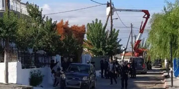 Συνεργείο του ΔΕΔΔΗΕ κατά τη διάρκεια της αστυνομικής επιχείρησης στον Ασπρόπυργο αφαίρεσε καλώδια από σπίτια (φωτ.: Ελληνική Αστυνομία)