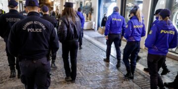 Αστυνομικοί περιπολούν στην οδό Ερμού, στο κέντρο της Αθήνας (φωτ.: EUROKINISSI/Γιώργος Κονταρίνης)