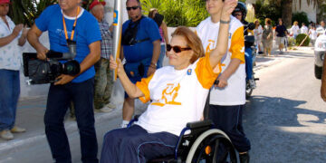 H ηθοποιός Μαίρη Χρονοπούλου μεταφέρει την παραολυμπιακή φλόγα στο Δήμο Κορωπίου, το 2004 (φωτ. αρχείου: ΑΠΕ-ΜΠΕ)